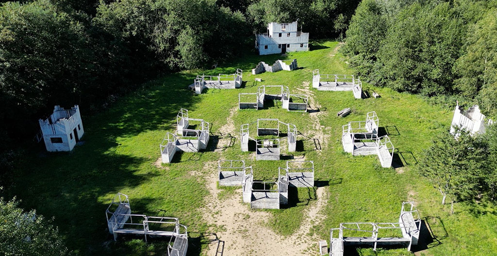 Vue aérienne d'un terrain de paintball avec obstacles en bois sur 30 000 m² de parc outdoor