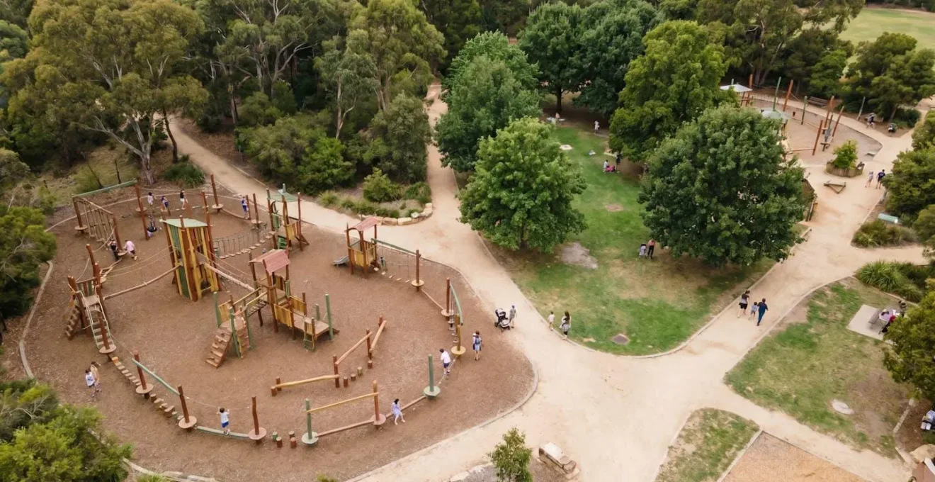 Vue aérienne d'un terrain de paintball avec obstacles en bois sur 30 000 m² de parc outdoor
